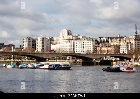 Pont de Waterloo sur la Tamise, Londres Royaume-Uni - bateaux sur la Tamise par le pont de Waterloo, centre-ville de Londres, Londres Angleterre Royaume-Uni Banque D'Images