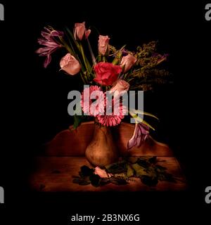 Une vase de fleurs photographiée dans le style d'un ancien maître. Banque D'Images