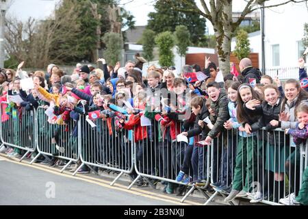 Les enfants se réunissent à l'extérieur du Salthill Knocknacarra GAA Club de Galway, en attendant l'arrivée du duc et de la duchesse de Cambridge pour une visite au club pour en savoir plus sur les sports traditionnels pendant le troisième jour de leur visite en République d'Irlande. Banque D'Images