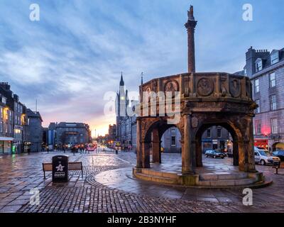 TNE Mercat Cross sur Castle Street avec la maison de ville au loin au coucher du soleil Aberdeen Ecosse Banque D'Images