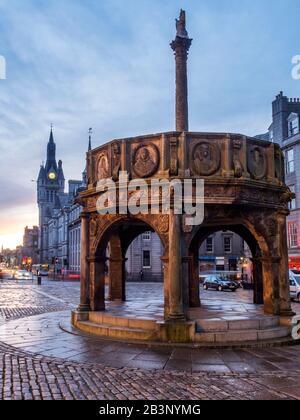 TNE Mercat Cross sur Castle Street avec la maison de ville au loin au coucher du soleil Aberdeen Ecosse Banque D'Images