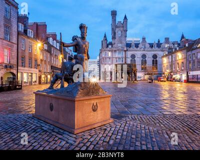 La statue de Gordon Highlanders du sculpteur Mark Richards sur Castle Street avec la Croix du Mercat derrière Aberdeen Scotland Banque D'Images