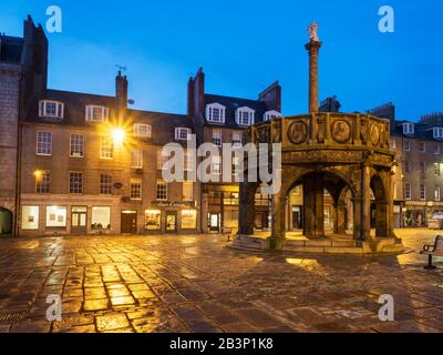 La Croix de Mercat sur Castle Street au crépuscule Aberdeen Ecosse Banque D'Images