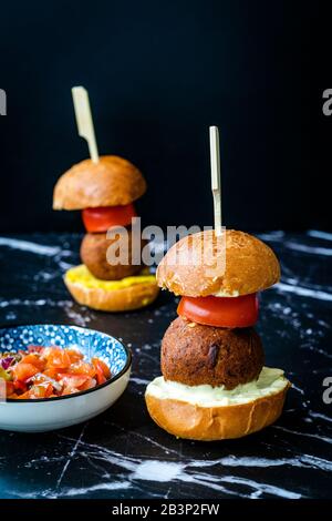 Hamburger Méditerranéen Mini Falafel Vegan Maison Avec Tzatziki Et Sauce Turmeric. Nourriture De Départ Avec Bâton En Bois / Pico De Gallo Salad. Organe Sain Banque D'Images