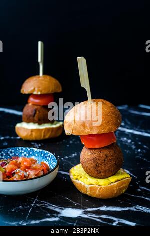 Hamburger Méditerranéen Mini Falafel Vegan Maison Avec Tzatziki Et Sauce Turmeric. Nourriture De Départ Avec Bâton En Bois / Pico De Gallo Salad. Organe Sain Banque D'Images