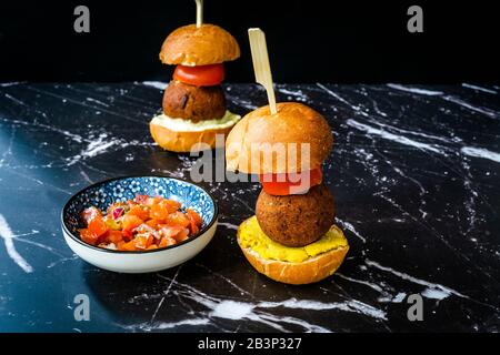 Hamburger Méditerranéen Mini Falafel Vegan Maison Avec Tzatziki Et Sauce Turmeric. Nourriture De Départ Avec Bâton En Bois / Pico De Gallo Salad. Organe Sain Banque D'Images