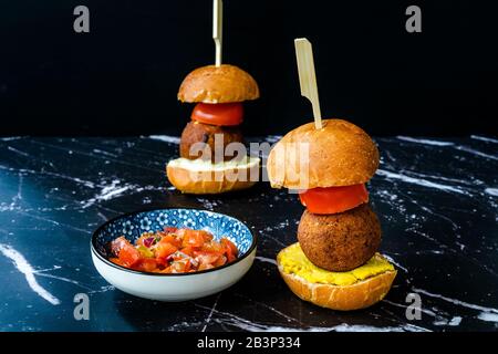 Hamburger Méditerranéen Mini Falafel Vegan Maison Avec Tzatziki Et Sauce Turmeric. Nourriture De Départ Avec Bâton En Bois / Pico De Gallo Salad. Organe Sain Banque D'Images