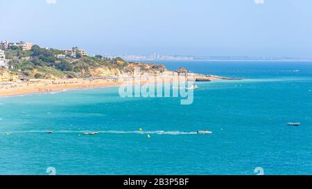 Vue sur la plage d'Albufera avec la ville de Vilamoura en arrière-plan, Algarve, Portugal Banque D'Images