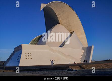 Tenerife/Espagne; 27 décembre 2019: Salle Adan Martin, avec lumière du coucher du soleil et des personnes interagissant autour, Santa Cruz de Tenerife, îles Canaries Banque D'Images