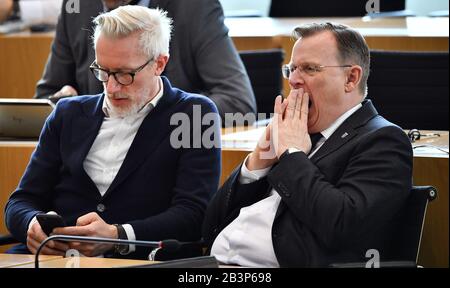 05 mars 2020, Thuringe, Erfurt: Bodo Ramelow (r, Die Linke), ministre président de Thuringe, et Benjamin-Emmanuel Hoff (Die Linke) siègent côte à côte dans la salle plénière du parlement d'État de Thuringe. Un jour après l'élection du président du ministre de la Thuringe, le travail commence pour le gouvernement minoritaire rouge-vert. Le parlement, qui se réunit jusqu'à vendredi, a un vaste programme avec une trentaine de points à l'ordre du jour. Le rouge-rouge-vert n'a que 42 des 90 sièges au parlement de l'État et a besoin de quatre voix des factions CDU ou FDP pour les décisions. Photo: Martin Schutt/Dpa-Zentralbil Banque D'Images