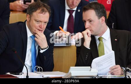 05 mars 2020, Thuringe, Erfurt: Mario Voigt (l), chef du groupe parlementaire CDU et Andreas Bühl (r), l'un de ses députés, siègent les uns à côté des autres dans la salle plénière du parlement d'Etat de Thuringe. Un jour après l'élection du président du ministre de la Thuringe, le travail du gouvernement minoritaire rouge-vert commence. Le parlement, qui se réunit jusqu'à vendredi, a un vaste programme avec une trentaine de points à l'ordre du jour. Le rouge-rouge-vert n'a que 42 des 90 sièges au parlement de l'État et a besoin de quatre voix de la faction CDU ou FDP pour les décisions. Photo: Martin Schutt/dpa-Zentralbild/d. Banque D'Images