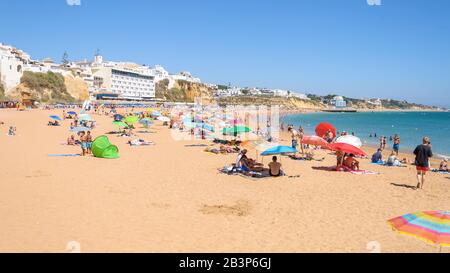 Albufeira, Portugal - 3 septembre 2014 : les gens bronzer sur la plage de l'océan Atlantique dans la belle région de l'Algarve Banque D'Images