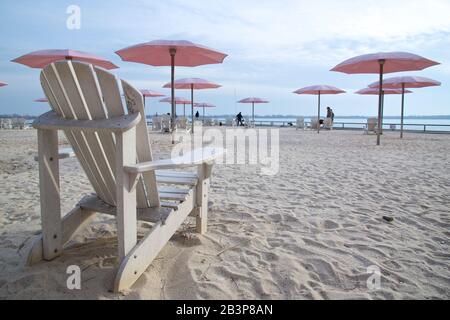 Chaises de plage avec parasols sur la plage de sable du lac Ontario Banque D'Images