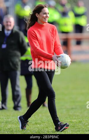 La duchesse de Cambridge tente sa main au Gaelic Football dans le cadre de sa visite au Salthill Knocknacarra GAA Club à Galway le troisième jour de sa visite en République d'Irlande. Banque D'Images