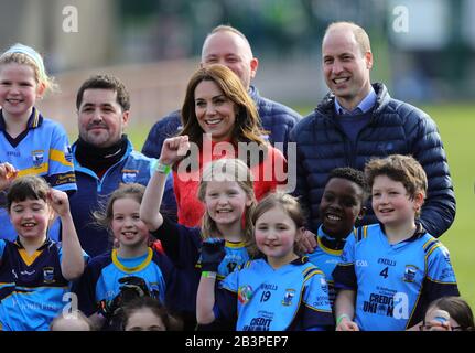 Le duc et la duchesse de Cambridge pose pour une photo de groupe lors d'une visite au Salthill Knocknacarra GAA Club à Galway, où ils apprendront plus sur les sports traditionnels pendant le troisième jour de leur visite en République d'Irlande. Banque D'Images