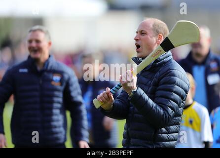 Le duc de Cambridge tente sa main à Hurling dans le cadre de sa visite au Salthill Knocknacarra GAA Club à Galway le troisième jour de sa visite en République d'Irlande. Banque D'Images