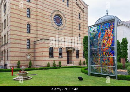Garden with work of art near the Great Synagogue in Budapest, Hungary Banque D'Images