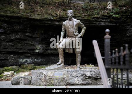 Statue de Jack Daniel, fondateur de la distillerie Jack Daniel devant la grotte Jack Daniel où l'eau de source filtrée en calcaire sert à distiller la distillerie Jack Daniel Whiskey.Jack Daniel, Lynchburg, Tennessee.USA Banque D'Images