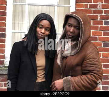 Henrietta Mitaire, 23 ans, (à gauche) et sa mère Mary Roberts, 53 ans, devant la Cour des magistrats d'Uxbridge, le jeudi 5 mars. Mitaire a été aujourd'hui reconnue coupable d'avoir agressé un pilote de l'Air Suisse à l'aéroport d'Heathrow, alors que sa mère a été acquittée de la même accusation. Banque D'Images