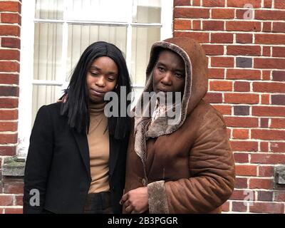 Henrietta Mitaire, 23 ans, (à gauche) et sa mère Mary Roberts, 53 ans, devant la Cour des magistrats d'Uxbridge, le jeudi 5 mars. Mitaire a été aujourd'hui reconnue coupable d'avoir agressé un pilote de l'Air Suisse à l'aéroport d'Heathrow, alors que sa mère a été acquittée de la même accusation. Banque D'Images