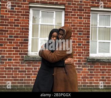 Henrietta Mitaire, 23 ans, (à gauche) et sa mère Mary Roberts, 53 ans, devant la Cour des magistrats d'Uxbridge, le jeudi 5 mars. Mitaire a été aujourd'hui reconnue coupable d'avoir agressé un pilote de l'Air Suisse à l'aéroport d'Heathrow, alors que sa mère a été acquittée de la même accusation. Banque D'Images