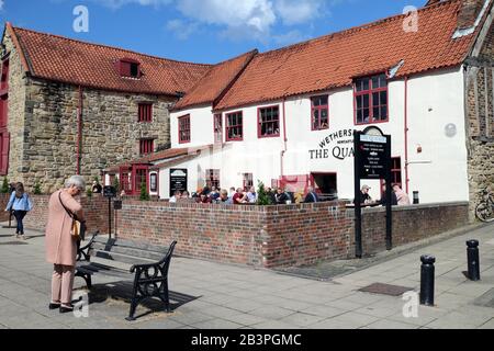 The Quayside, un pub de Wetherspoon sur la rive de la Tyne, Newcastle, Angleterre, Royaume-Uni Banque D'Images