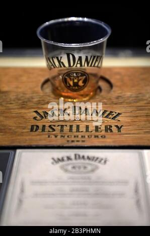 Dégustation de whisky prévue pour une séance de dégustation de whisky dans le salon de coiffure dans le cadre de la visite guidée de la distillerie Jack Daniel's.Lynchburg.Tennessee.USA Banque D'Images