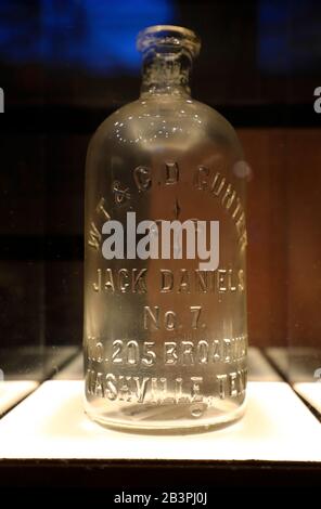 Des bouteilles de whisky anciennes sont exposées dans le centre d'accueil de Jack Daniel Distillery.Lynchburg.Tennessee.USA Banque D'Images