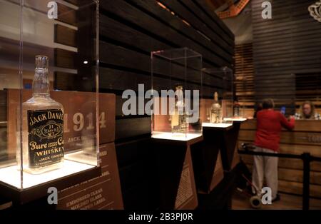 Les bouteilles de whisky de Jack Daniel antique sont exposées dans le centre d'accueil de Jack Daniel Distillery.Lynchburg.Tennessee.USA Banque D'Images