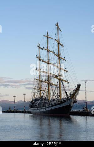 Grand navire russe Pallada dans le port d'Ushuaia, Argentine Banque D'Images