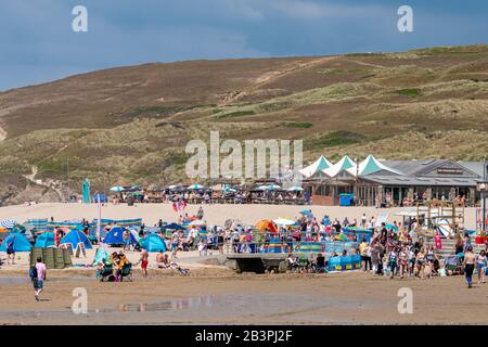 Une plage de Perran très fréquentée le jour de juillet - Perranporth, dans le nord de Cornwall, au Royaume-Uni. Banque D'Images