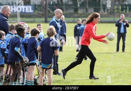 La duchesse de Cambridge essaie sa main au football gaélique dans le cadre de sa visite au Club GAA de Salthill Knocknacarra à Galway le troisième jour de sa visite en République d'Irlande. Banque D'Images