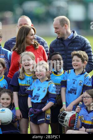 Le duc et la duchesse de Cambridge pose pour une photo de groupe lors d'une visite au Salthill Knocknacarra GAA Club à Galway, où ils apprendront plus sur les sports traditionnels pendant le troisième jour de leur visite en République d'Irlande. Banque D'Images