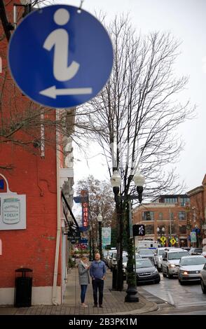 Le panneau du centre d'information touristique sur la rue à l'angle de la rue principale dans le quartier historique du centre-ville.Franklin.Tennessee.USA Banque D'Images