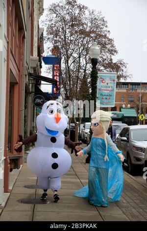 Les personnages gelés Elsa et OLAF marchant sur la rue principale dans le centre-ville historique Franklin.Tennessee.USA Banque D'Images