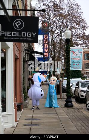 Les personnages gelés Elsa et OLAF marchant sur la rue principale dans le centre-ville historique Franklin.Tennessee.USA Banque D'Images