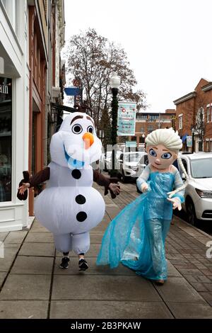 Les personnages gelés Elsa et OLAF marchant sur la rue principale dans le centre-ville historique Franklin.Tennessee.USA Banque D'Images