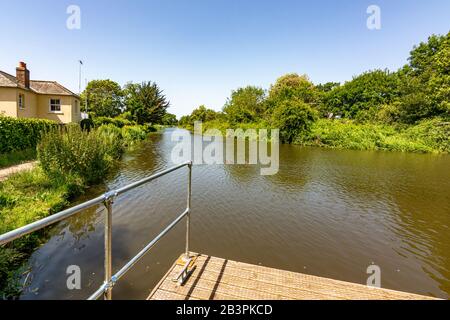 En regardant vers l'ouest depuis Hunston Jetty sur le canal Chiggester Ship Canal, Hunston, West Sussex, Royaume-Uni. Banque D'Images