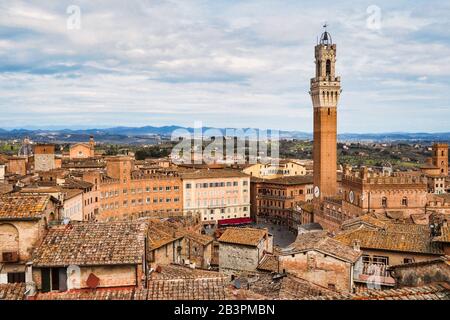 Vue aérienne de la Piazza del Campo, maison du concours de Palio à Sienne en Italie pendant la journée Banque D'Images