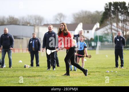 La duchesse de Cambridge tente de faire mal au Salthill Knocknacarra GAA Club de Galway, où elle visite avec le duc de Cambridge pour en savoir plus sur les sports traditionnels au cours de la troisième journée de leur visite en République d'Irlande. Banque D'Images