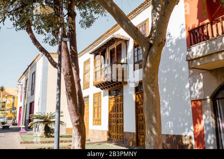 Vue sur la rue avec des maisons anciennes dans la vieille ville la Laguna une journée ensoleillée. Voyager ville espagnole sur l'île de Tenerife Banque D'Images