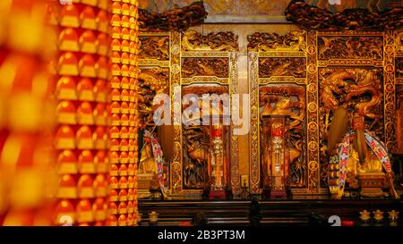 Autel d'or dans le temple de Dajia Jenn Lann avec des lumières de bénédiction en premier plan à Taiwan Banque D'Images
