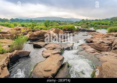 Ruisseau avec rochers près du pont Crocodile dans le parc national Kruger, Afrique du Sud Banque D'Images