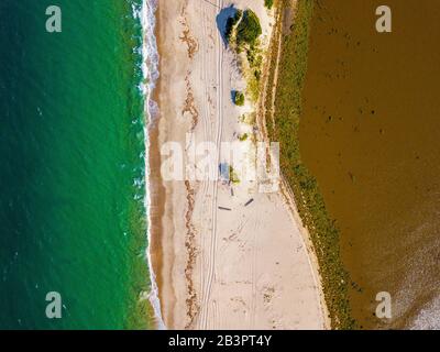 Vue aérienne de la magnifique plage de Macaneta, au nord de Maputo, au Mozambique, en Afrique Banque D'Images