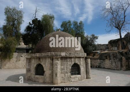 Vue sur le dôme de la chapelle Sainte-Hélène dans la cour ouverte du monastère Deir El-Sultan situé sur le toit de l'église du Saint-Sépulcre dans la vieille ville Jérusalem-est Israël Banque D'Images