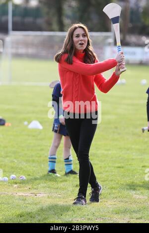 Le duc et la duchesse de Cambridge essaient de faire mal lors d'une visite dans un club local de l'Association sportive gaélique (GAA) pour en savoir plus sur les sports traditionnels au cours du troisième jour de leur visite en République d'Irlande. Photo PA. Date De L'Image: Jeudi 5 Mars 2020. Voir l'histoire de PA ROYAL Cambridge. Crédit photo devrait lire: Brian Lawless/PA Wire Banque D'Images