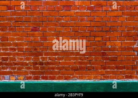 Mur À Briques Marron Abstrait Avec Semelle Murale Verte Comme Arrière-Plan Ou Textures Banque D'Images