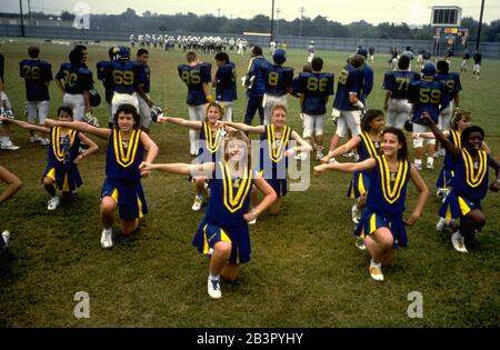 Austin Texas Etats-Unis, vers 1988: Les meneurs de l'école moyenne sur la touche lors d'un match de football scolaire ©Bob Daemmrich Banque D'Images