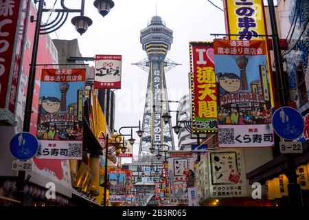 Tour Tsutenkaku, Tour atteignant le ciel, situé dans le quartier Shinsekai de Naniwa ku, Osaka, Japon Banque D'Images