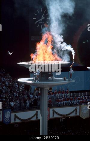 Séoul Corée, 1988 : les athlètes coréens éclairons le chaudron olympique lors des cérémonies d'ouverture des Jeux d'été 1988.©Bob Daemmrich Banque D'Images